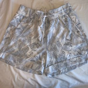 WHITE WITH GREY PATTERN LULULEMON SHORTS!